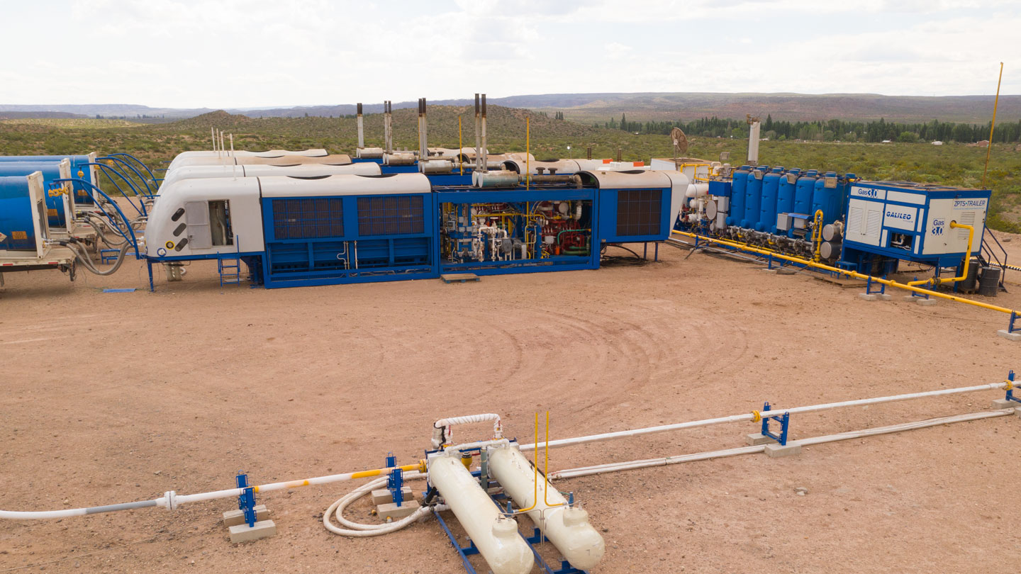 A typical Edge virtual pipeline wellsite: a ZPTS Plant for Gas Conditioning and a Cryobox LNG-Production Station connected by flexible hoses